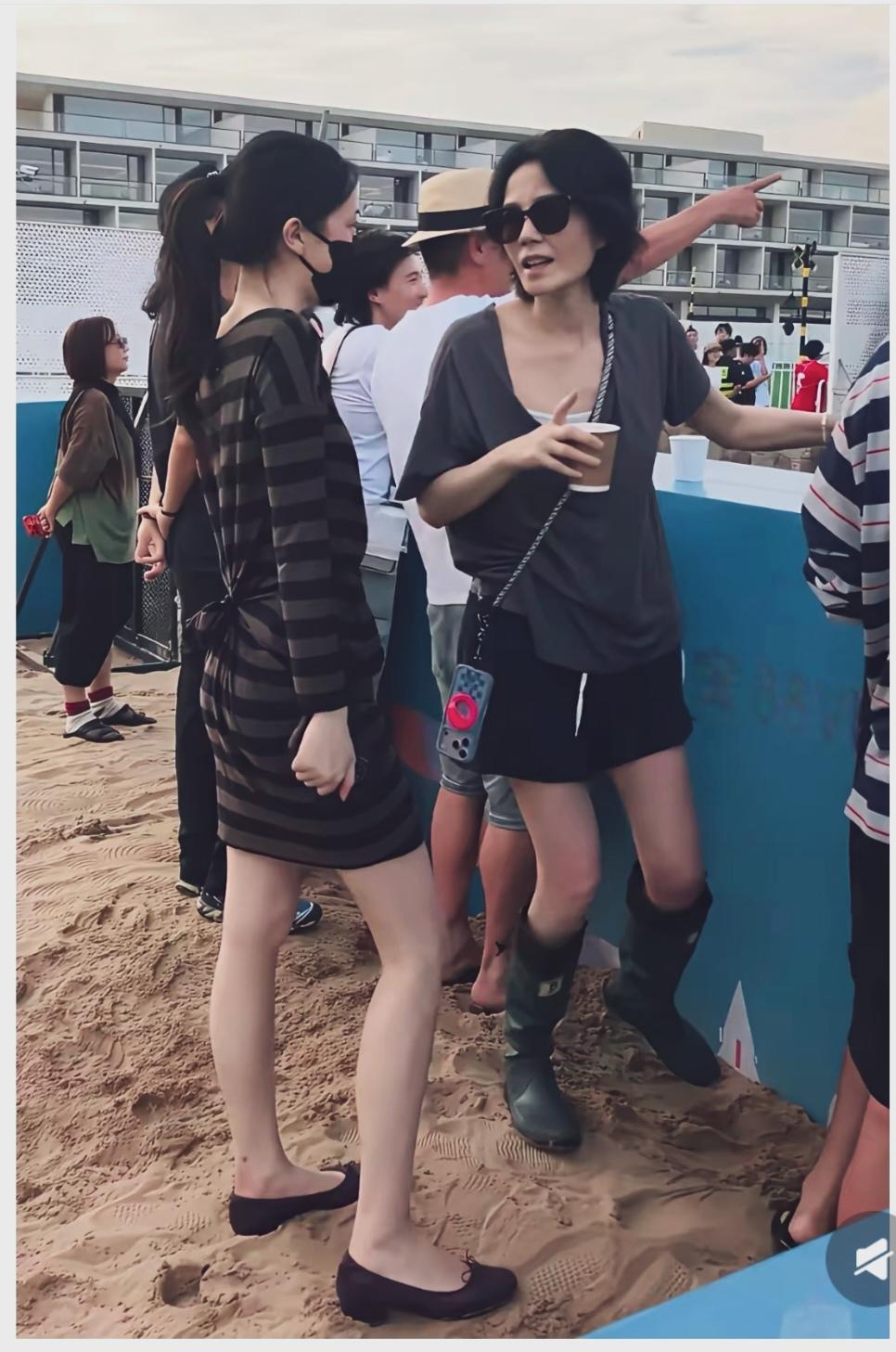 王菲与小女儿李嫣在一起的画面，20岁李嫣与妈妈一样高，侧面看，除了发型不一样，站