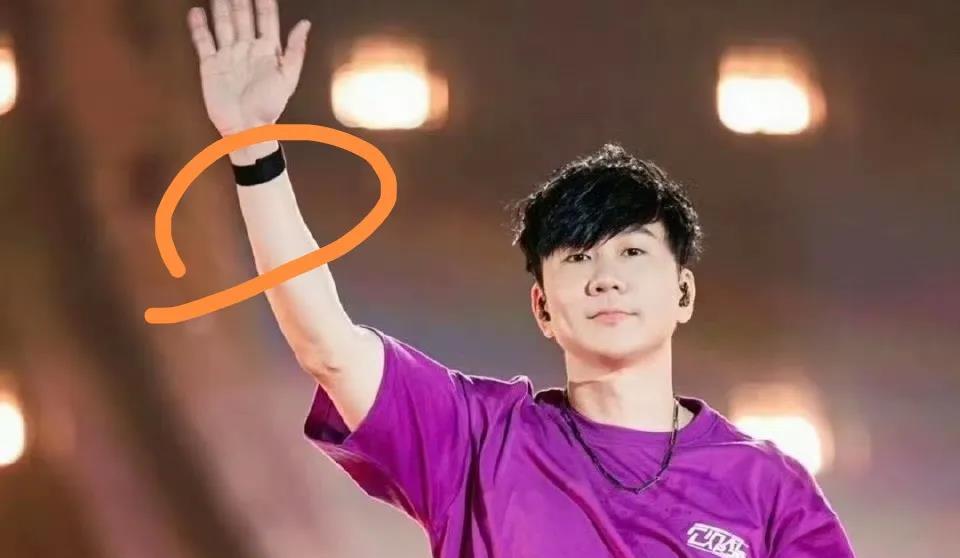 我怀疑过林俊杰左右手戴两只手表是为了臭美，也怀疑过那是时尚单品，万万没想到，右