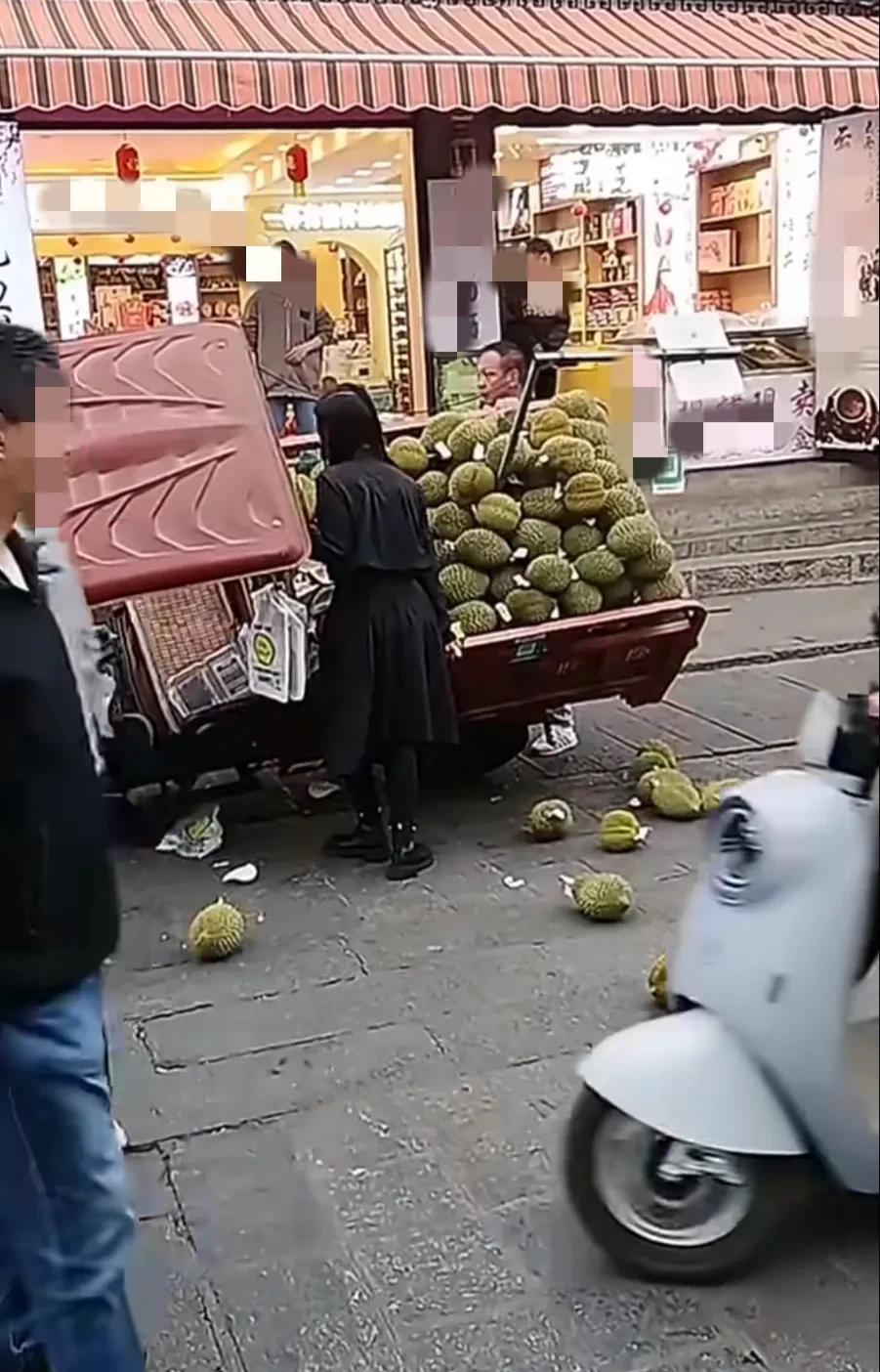 要多坏有多坏，一个女孩子卖榴莲行至一家门店旁遇一要买榴莲的顾客，女子停下车给顾客