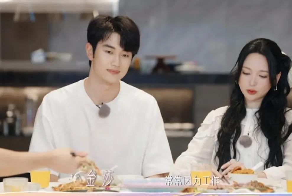 金莎坦言和孙丞潇恋爱保鲜秘诀，说:“首先的话，其实我们常常因为工作相隔两地，第二