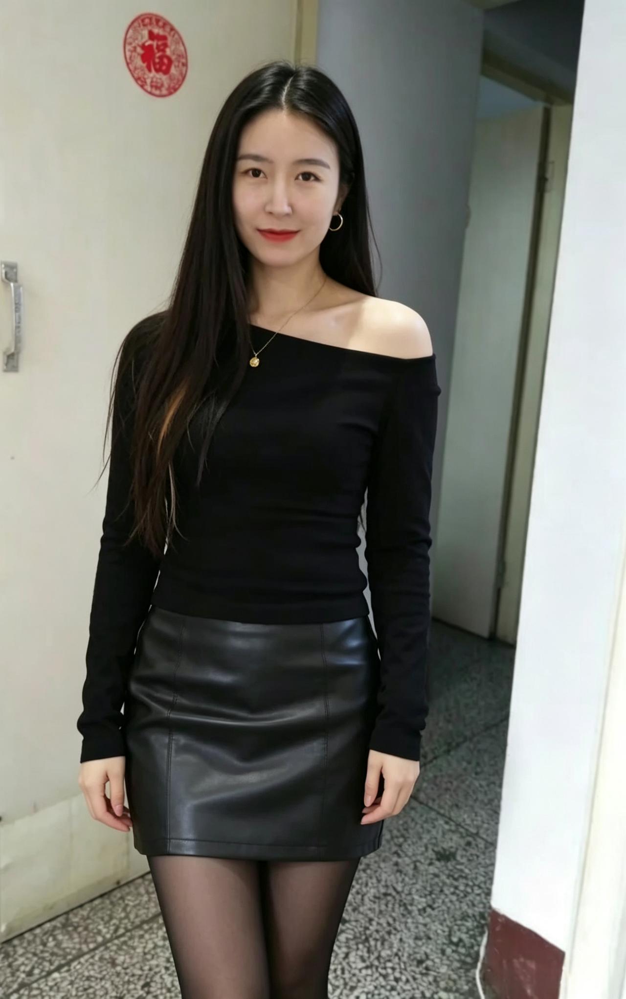 你把夜穿在身上，却不是沉沦的伪装。露肩的弧度，是切开冬日暖阳的锋芒。~