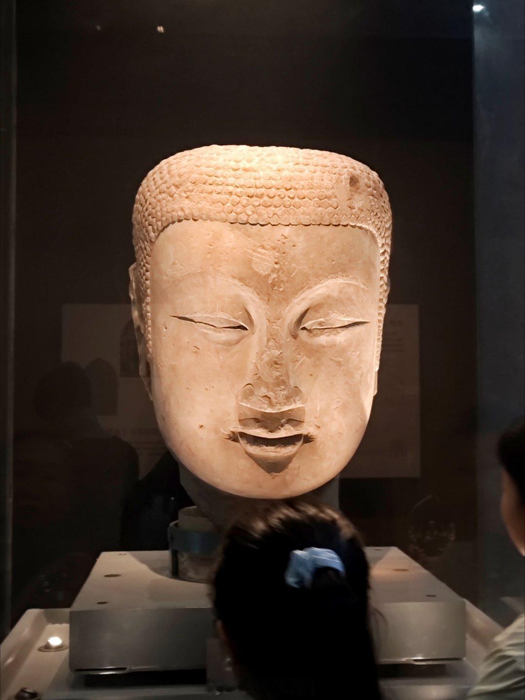 朋友跟我说他妈妈带他去算命，算命大师说他会英年早逝。其实他是无神论，但他妈妈很痴