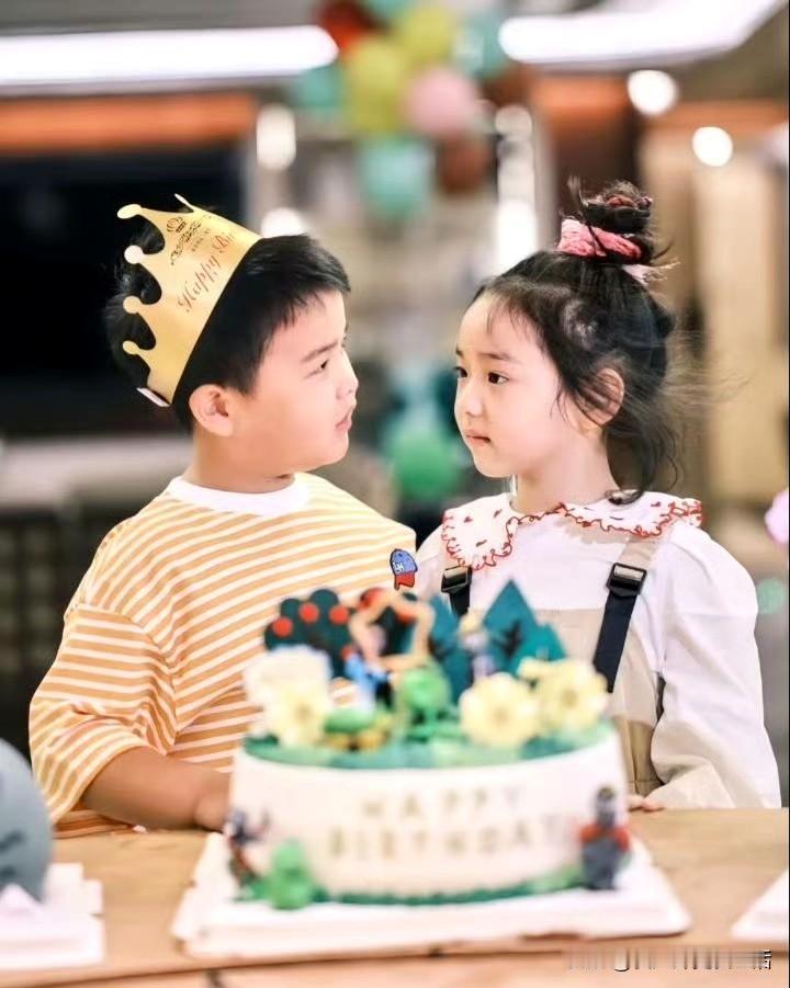 有一个青梅竹马从小长大的小伙伴，真的太幸福了。陈思诚的儿子和董璇的女儿，从小就