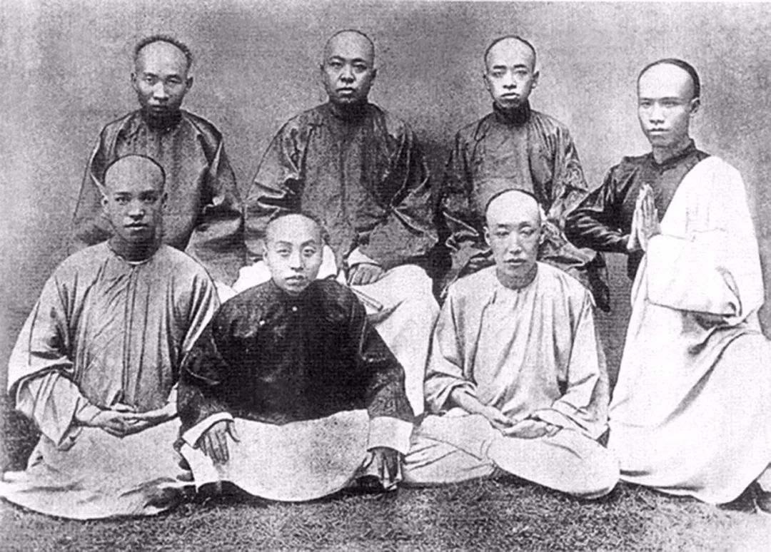 1898年，北京菜市口，一个33岁的湖南人被押上刑场。刽子手用的不是快刀，是一把