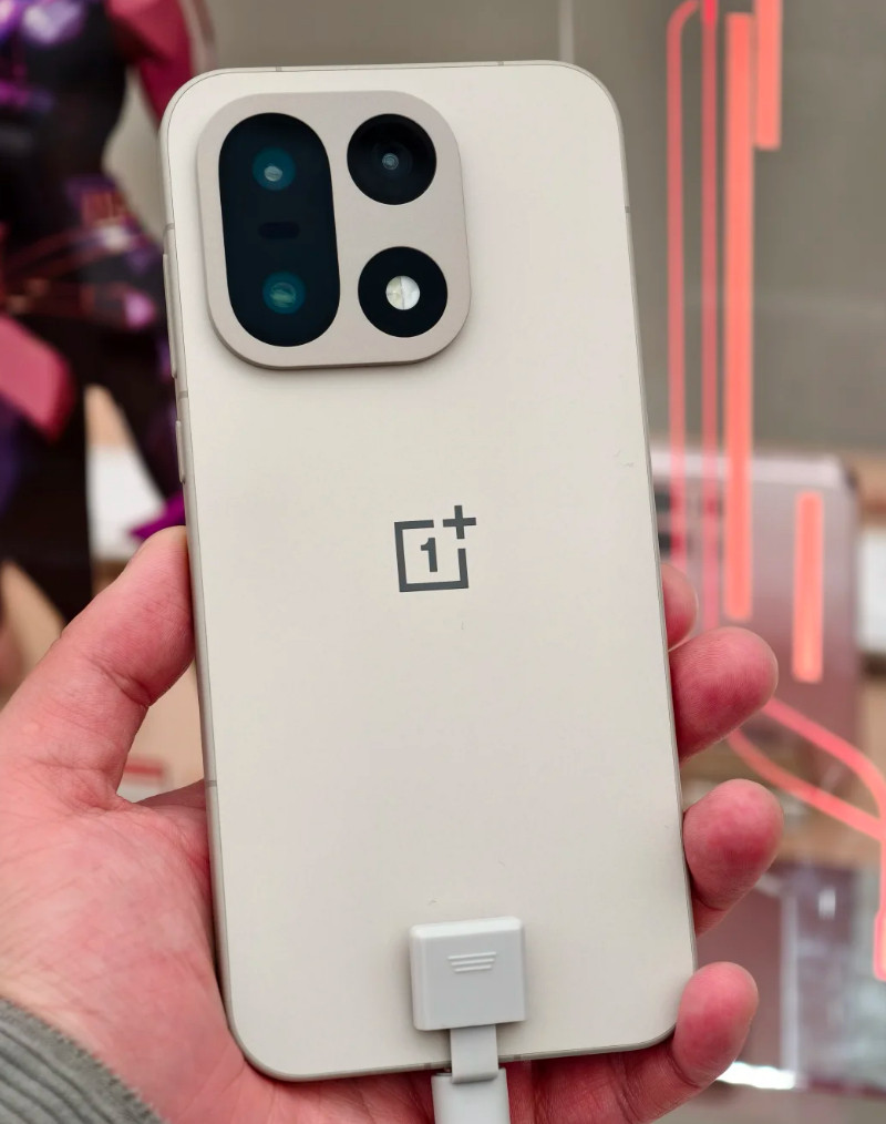 周末去商城吃完饭溜达，看了下一加15和Ace6自己感觉沙丘色质感比较特别吧，玫瑰