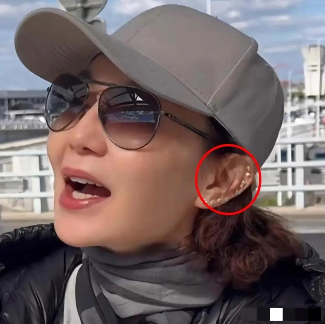 天呐，张曼玉这是打了多少个耳钉呀，这个样子真的好看吗？