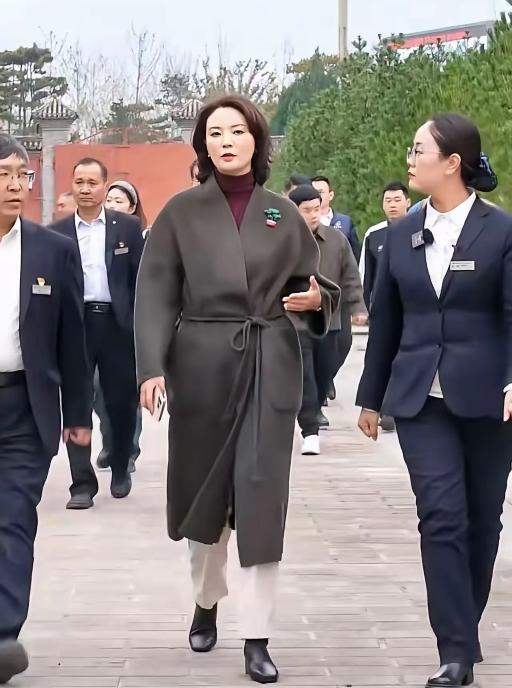 这位大姐看起来官职不小，至少也是正处级领导吧？[大笑]她昂首阔步，穿着也时髦大气
