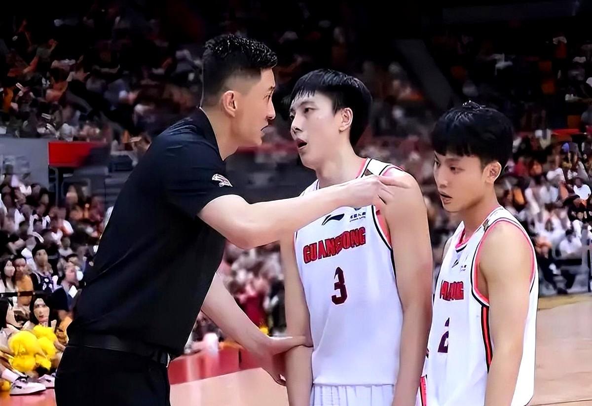 广东宏远季后赛真敢变，杜锋这手腕不服不行。焦泊乔状态不佳，杜锋立马就调整。季