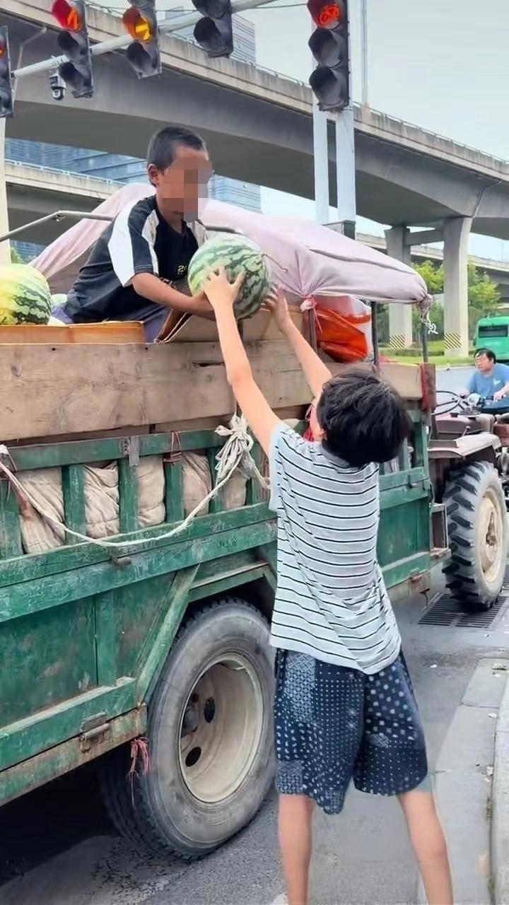 这两天，河南郑州街头一个卖西瓜的小男孩，让无数人破防了。孩子叫硕硕，今年才7