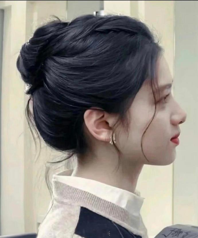 张婧仪说我头很大，说的好可爱，圆圆的一颗头，谁能忍住不摸​​​​