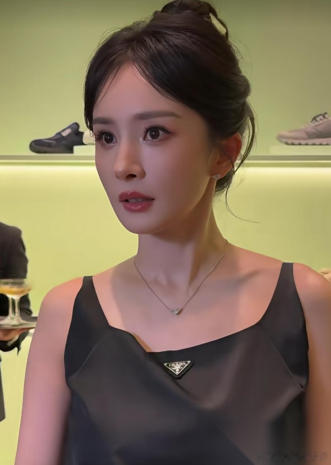 仔细看杨幂的长相，越发觉得奇怪，不是因为她变老了，也不是变丑了，而是她都40
