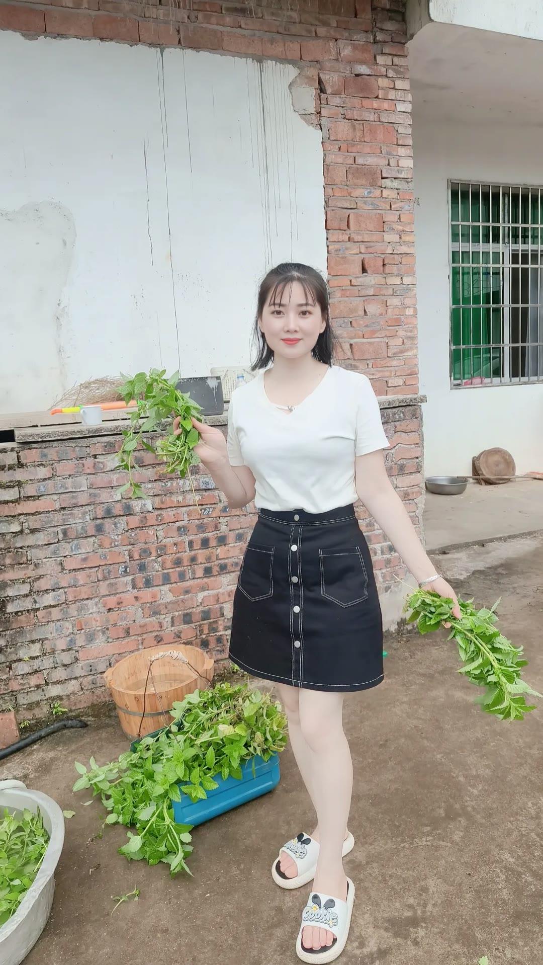 愿你的生活如诗如画，每一天都充满阳光和欢笑，日子过得红红火火！🌞🍀