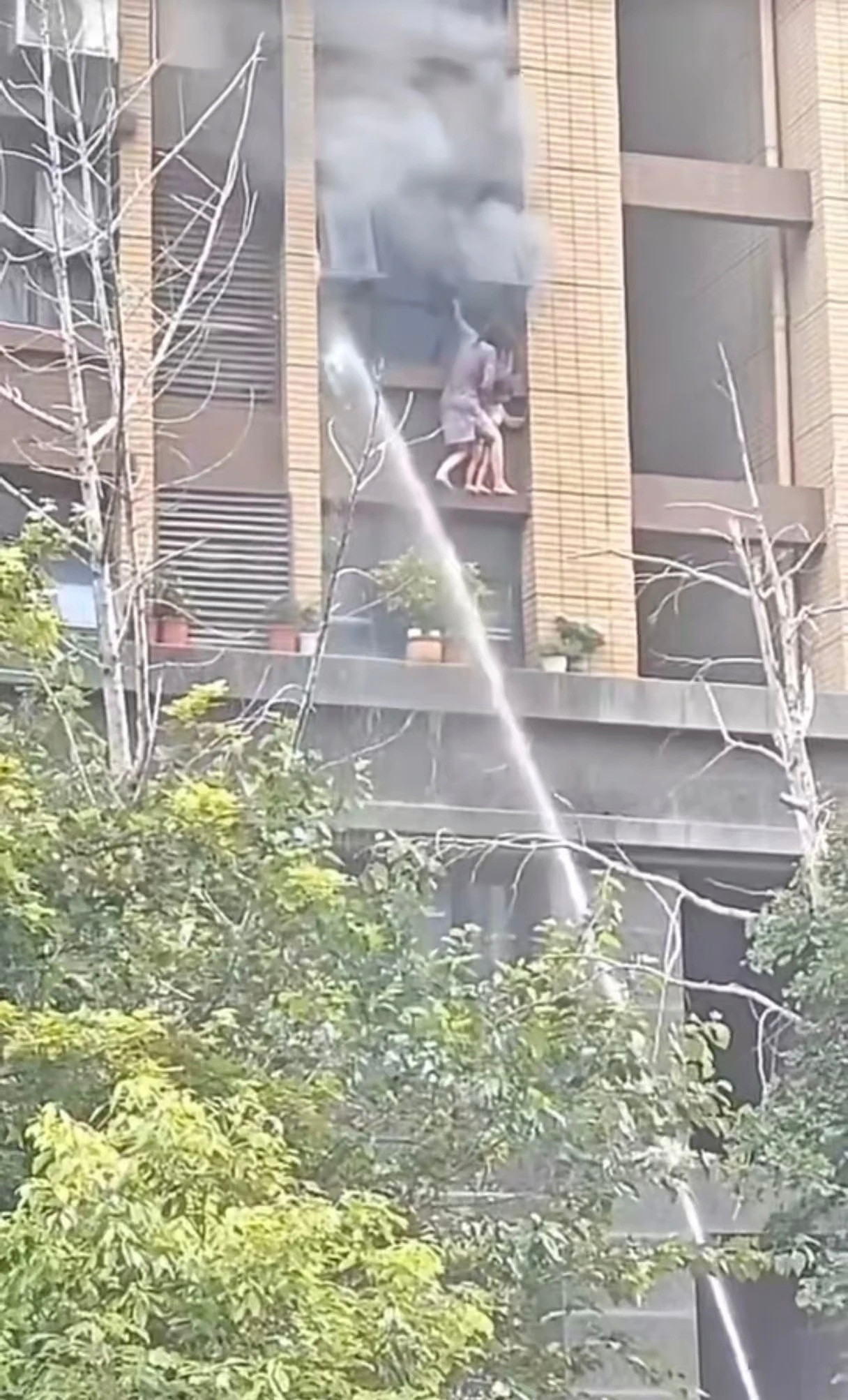 连云港消防还原火灾救援过程：1️⃣消防部门接到报警后，5分钟就赶到火灾现场。2️