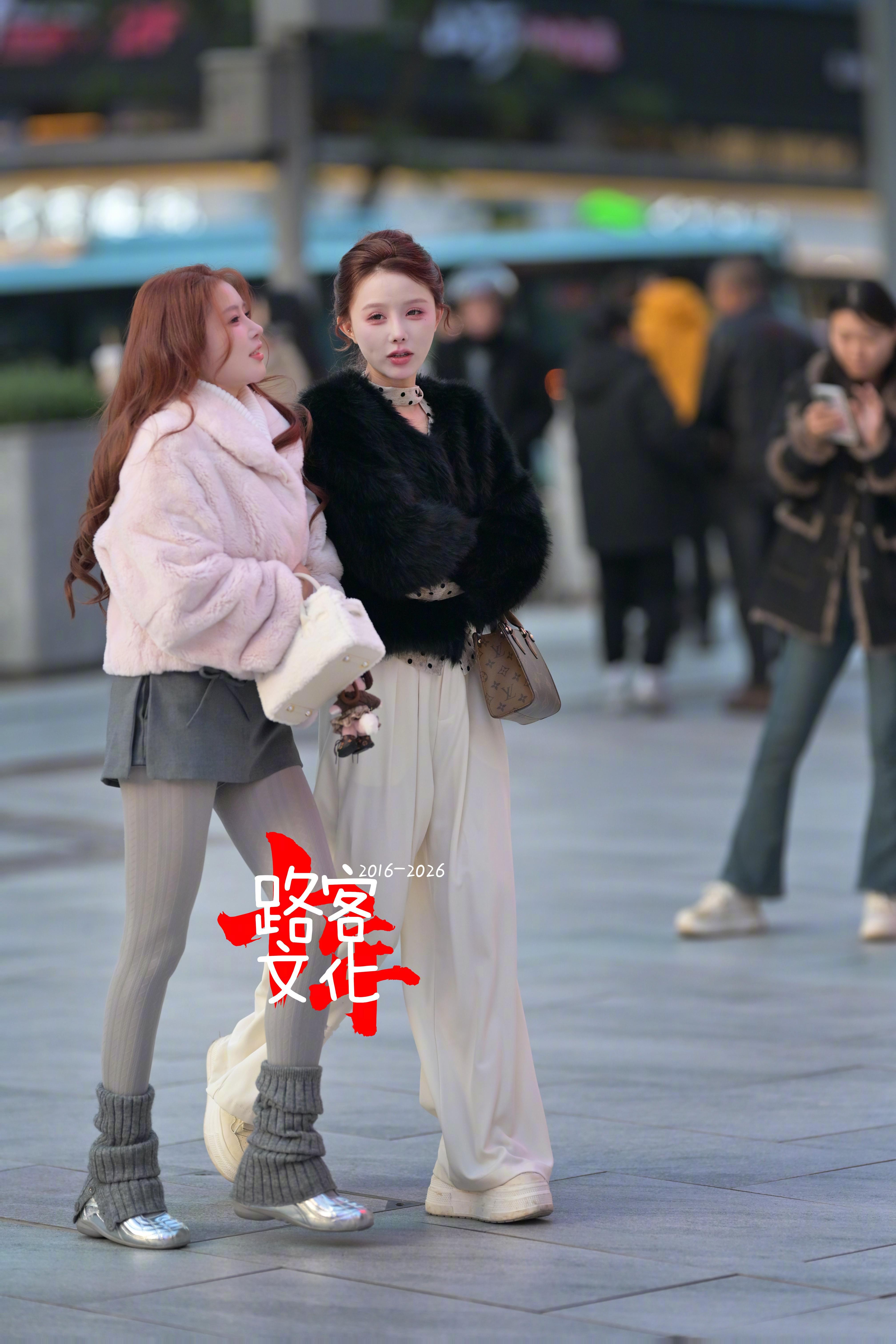 聊得好得劲的样子