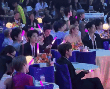 肖战看完了沈佳润表演一边鼓掌，一边对着容祖儿说:好可爱～～看肖战一脸姨母笑的看着