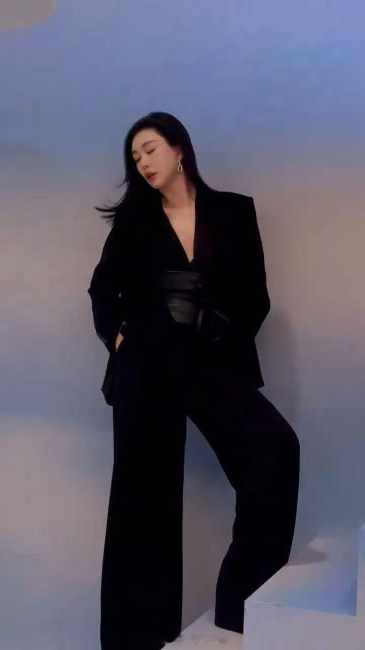 田朴珺拿创业奖了亮相杂志盛典的田朴珺，一身黑西装气场满分，获颁女性创业者奖实至