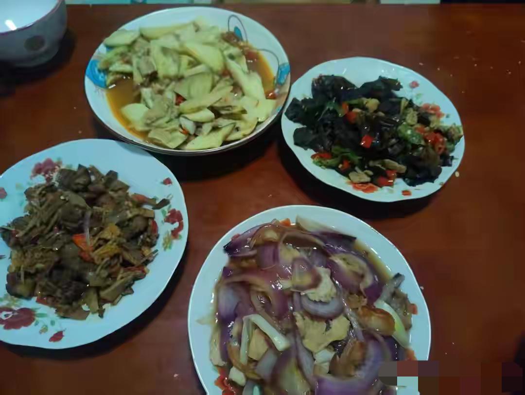 江西女子杨某晒了四道菜木耳炒肉、山药肉片、萝卜干、炒洋葱片，老公看了执意要点外卖