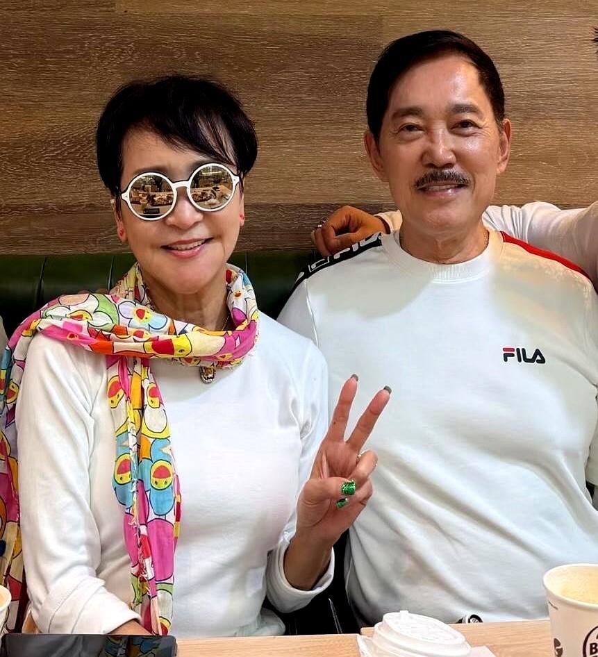 谢霆锋亲爹和后爹的状态，对比实在太鲜明。一边是狄波拉的现任江耀城，精神头十足，看