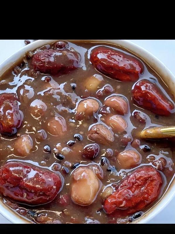 “腊八不摸勺，摸勺死婆婆”。我们本地风俗，结婚不满三年的新媳妇，在腊八这天，不