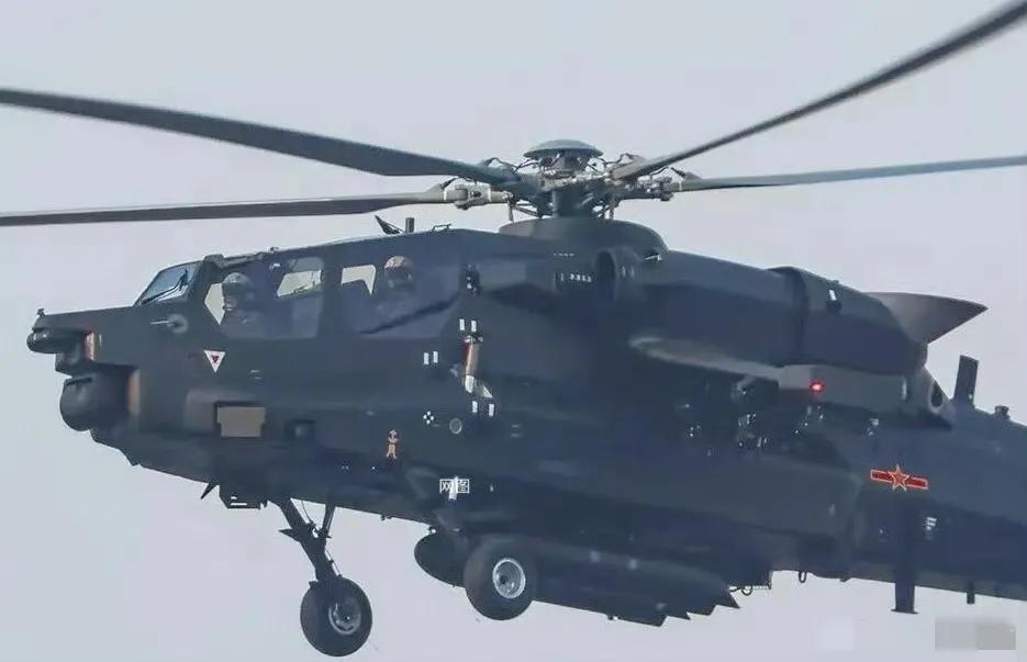 不错，大就是好，你看这线条多有肌肉感，两侧挂架上武器不仅多样还暴力十足，真是应了