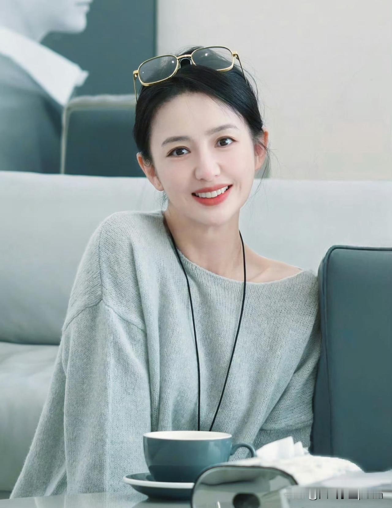 佟丽娅这身真的太可了！简简单单的毛衣配牛仔裤，随手扎的丸子头，妆容也是清清淡淡