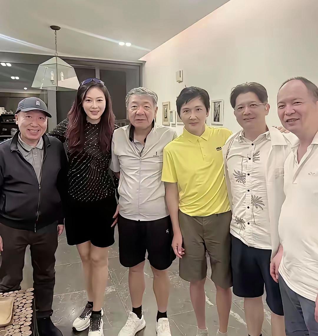 孙楠这是怎么了！嘴巴都要歪到耳朵根了！第一眼都没有认出来，太瘦了！中年暴瘦的话，