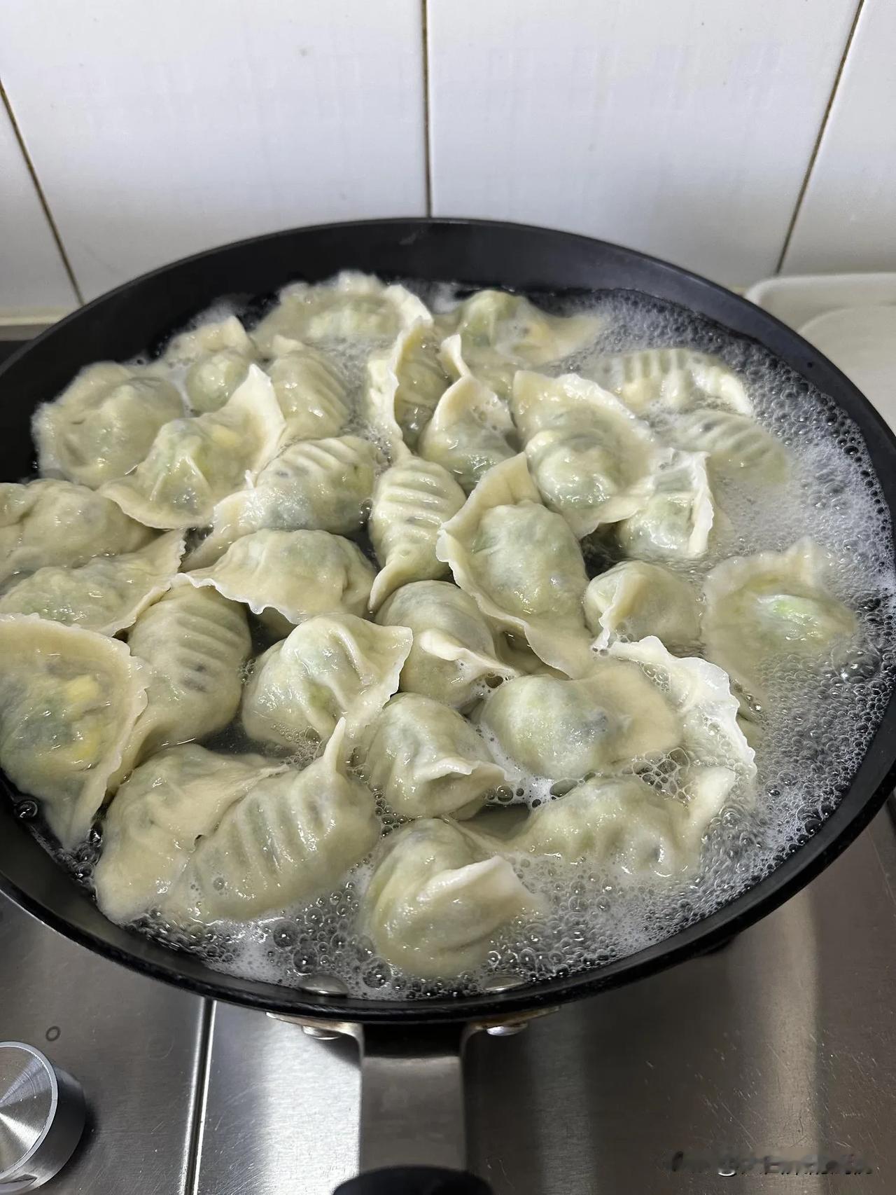 山东人吃饺子还需要理由吗[滑稽笑]山东人吃饺子真的不需要理由，如果非要一个理由，