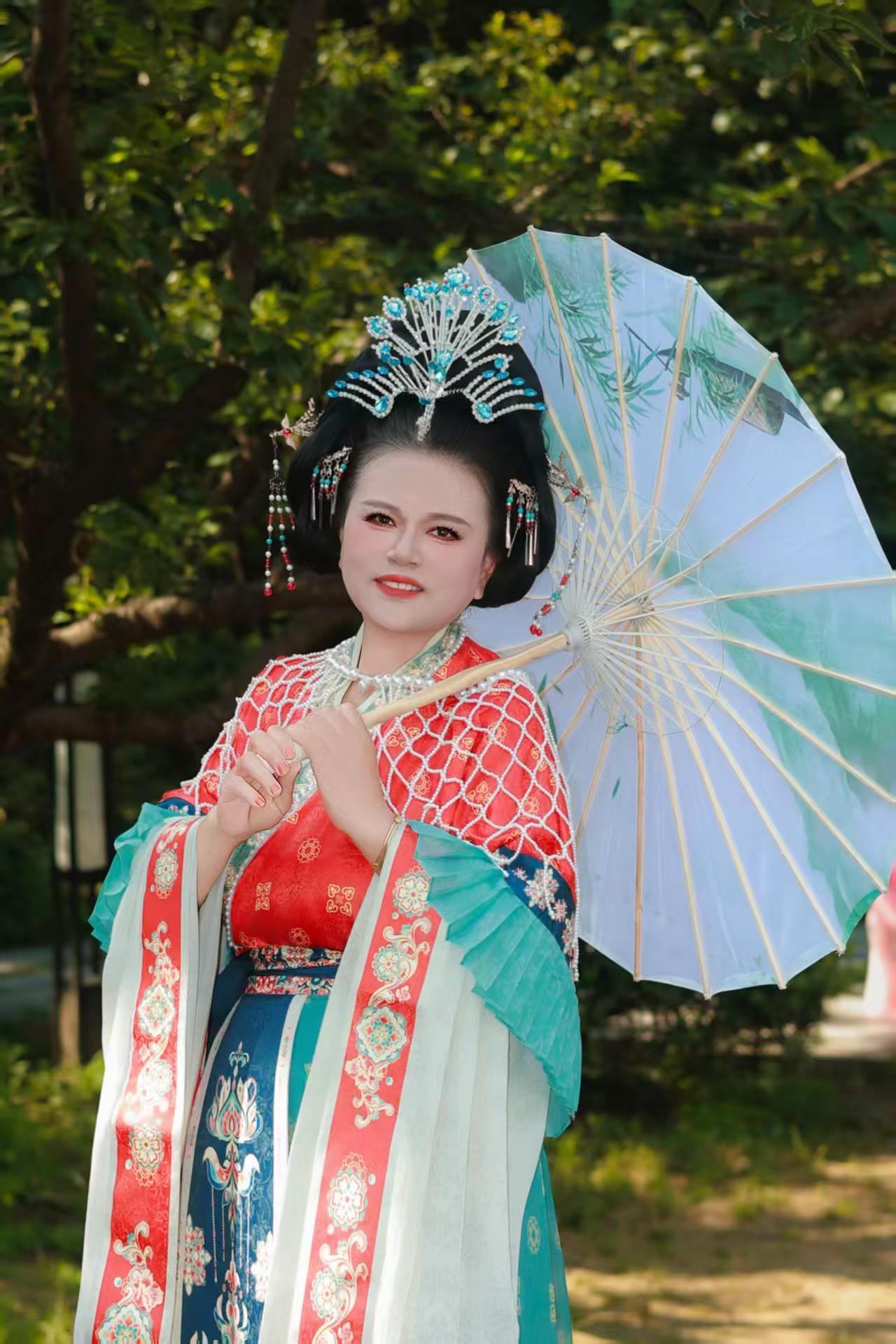 长安汉服汉服从来不是年轻人的专属做一回大唐公主做一回大唐公主