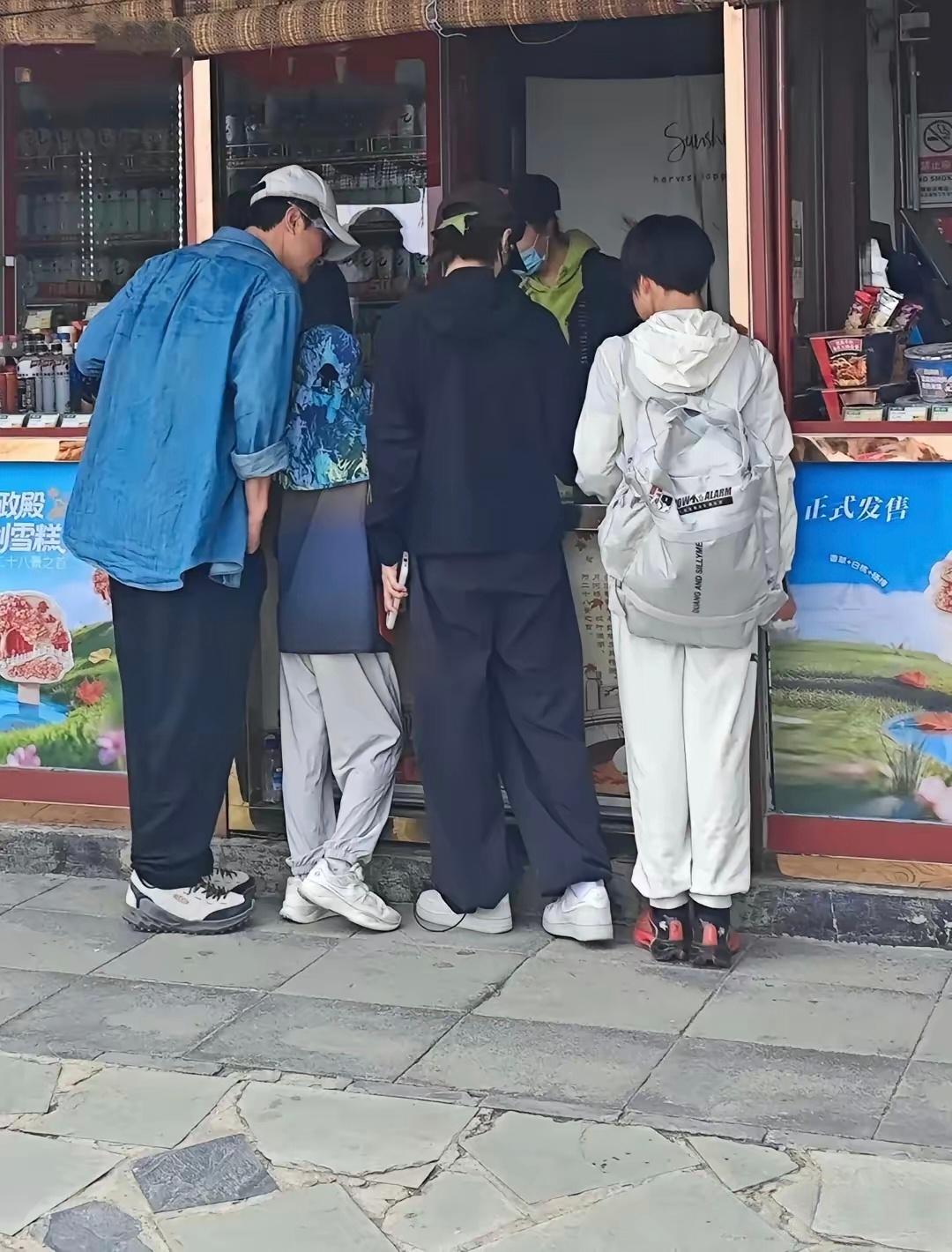 吴京、谢楠一家子在北京香山游玩，儿子长胳膊长腿的，身高好亮眼。大儿子吴滺11岁了
