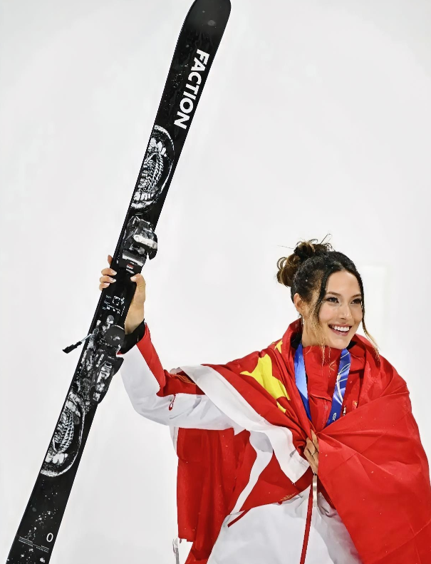 比赛结束后，有记者问谷爱凌，痛失两枚金牌的感受，谷爱凌抛出三个字：“太荒谬