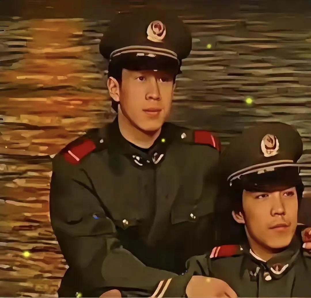 没想到杨坤曾经还是一名武警叔叔，这是1991年杨坤入伍时与战友的合影。这一年杨坤