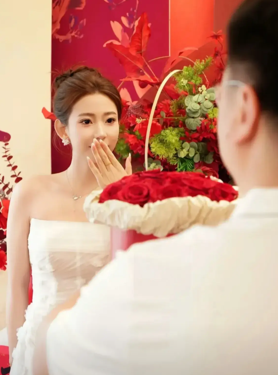 女方家长太抠搜，不懂规矩！！订婚宴所有费用都是男方消费。我儿子结婚，女方亲