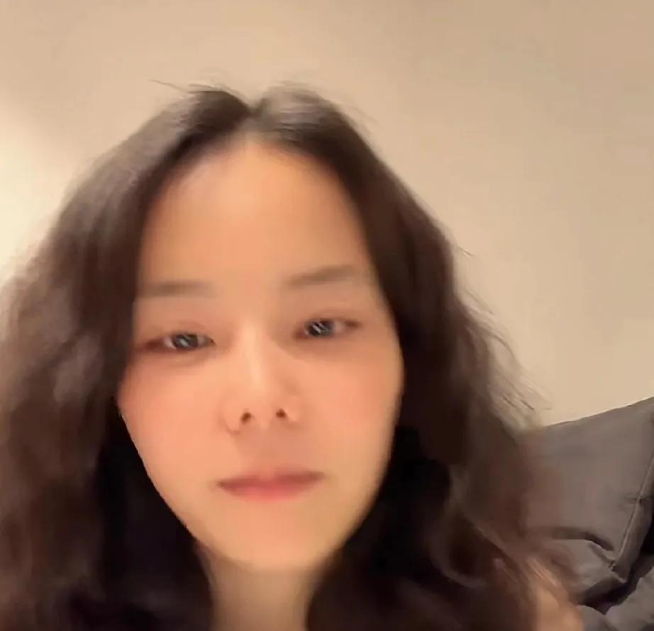 三石说到底有没有52万，叫你妈来跟我对赌，她敢来对赌吗？三石穿着一件性感的衣服