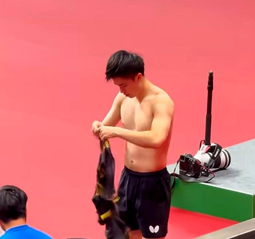 亚运会男单半决赛这场的花絮，比比赛本身还热闹。林昀儒这小子场上看着文绉绉的，结