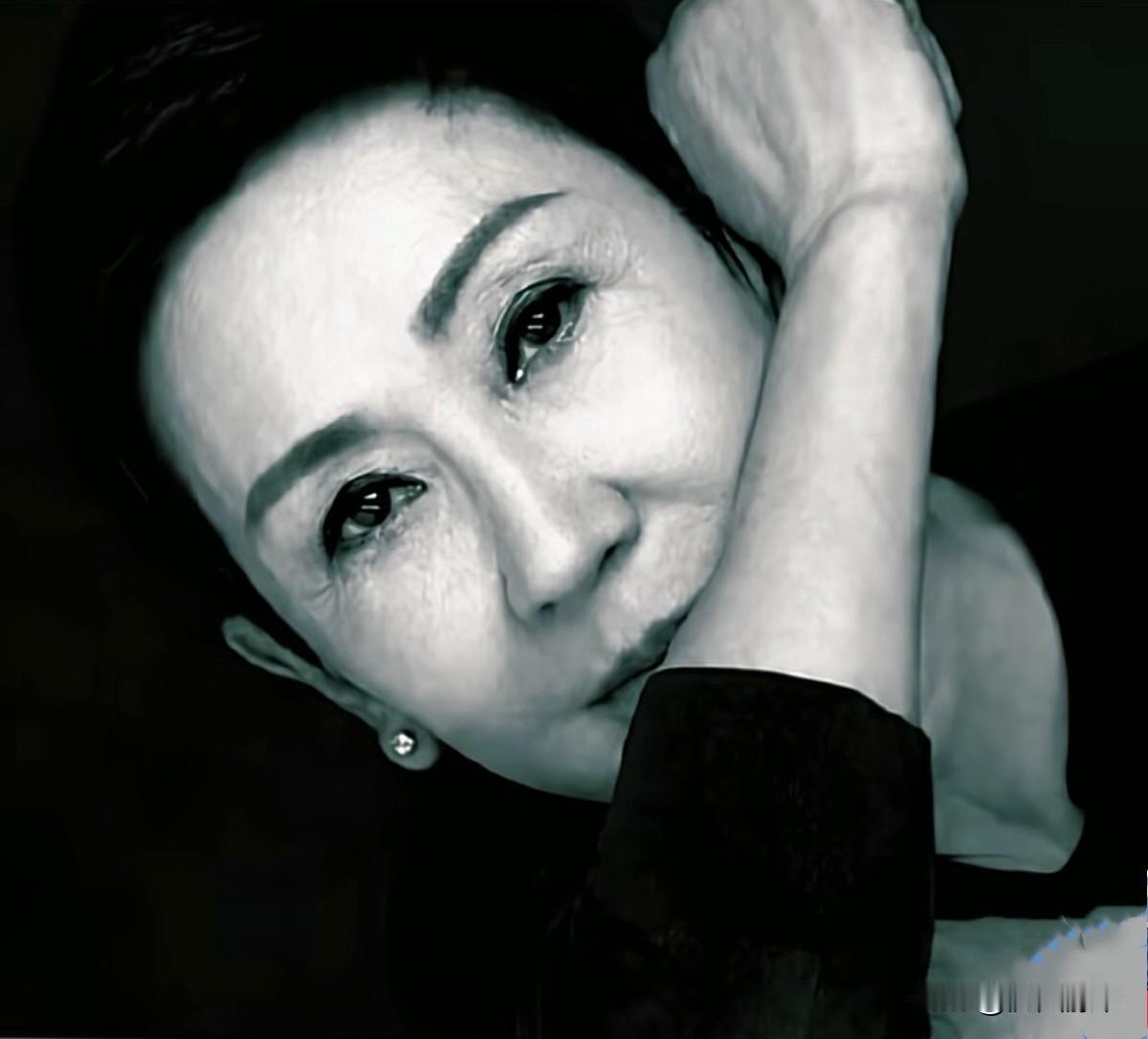 施南生，哪怕梦散了，离场时脊背也挺得笔直，光明磊落得令人心疼。当年记者问是否因第