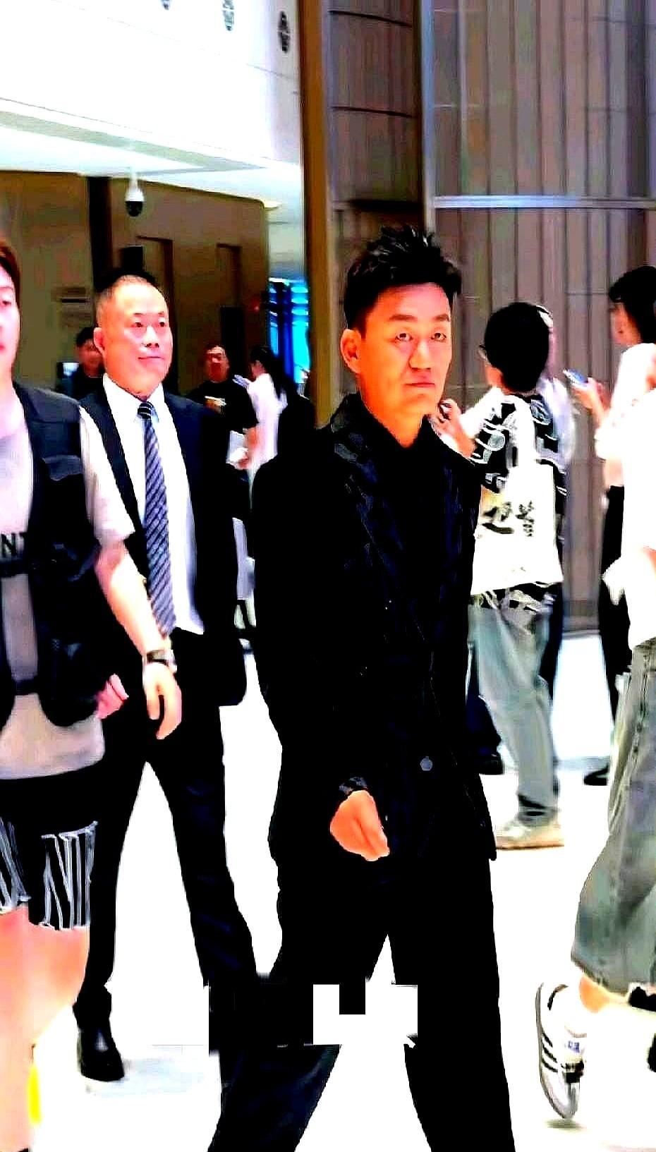 王宝强不说话，但票房替他吼。《八角笼中》22亿，观众从骂他到为他鼓掌。《三大