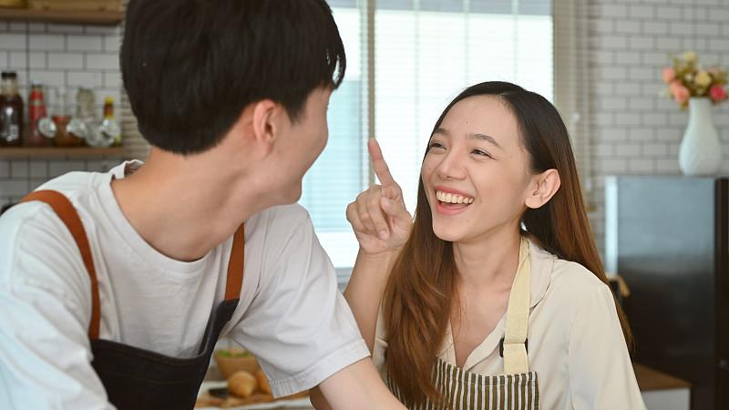 前几天刷到一对情侣拌嘴的日常，女生气鼓鼓说“我明天不吃饭了，去把你经理打一顿”，