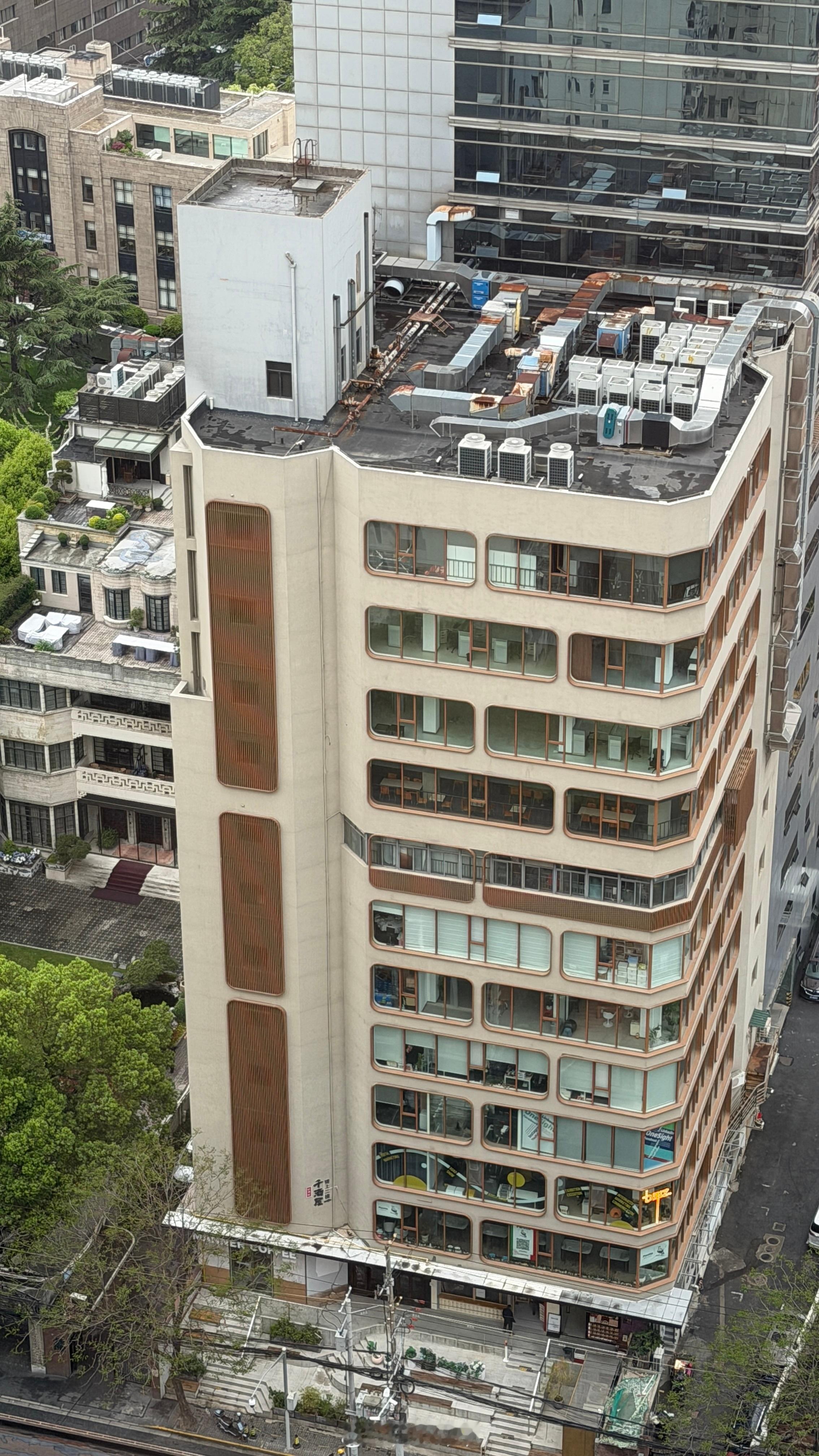 这就是真实的上海!有高楼林立也有低矮老破小…在低矮居住区还会有一些老别墅和创意建