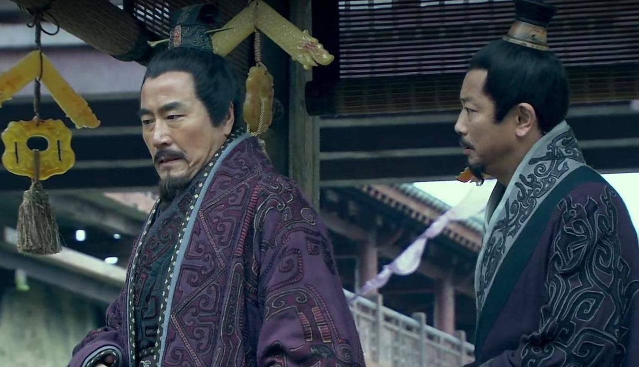 韩信被杀后，刘邦立马册封萧何为相国，还给了他500名贴身侍卫，满朝文武都来道喜，
