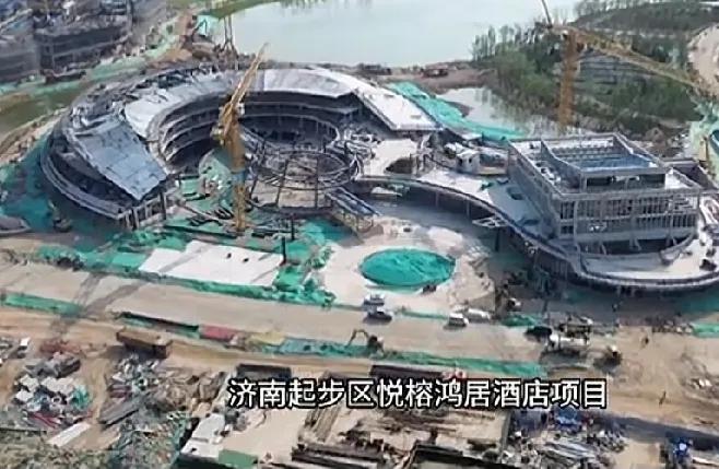 济南起步区鹊山生态文化园里的悦榕酒店已经确定为鸿居酒店，很可惜不是榕悦庄酒店。
