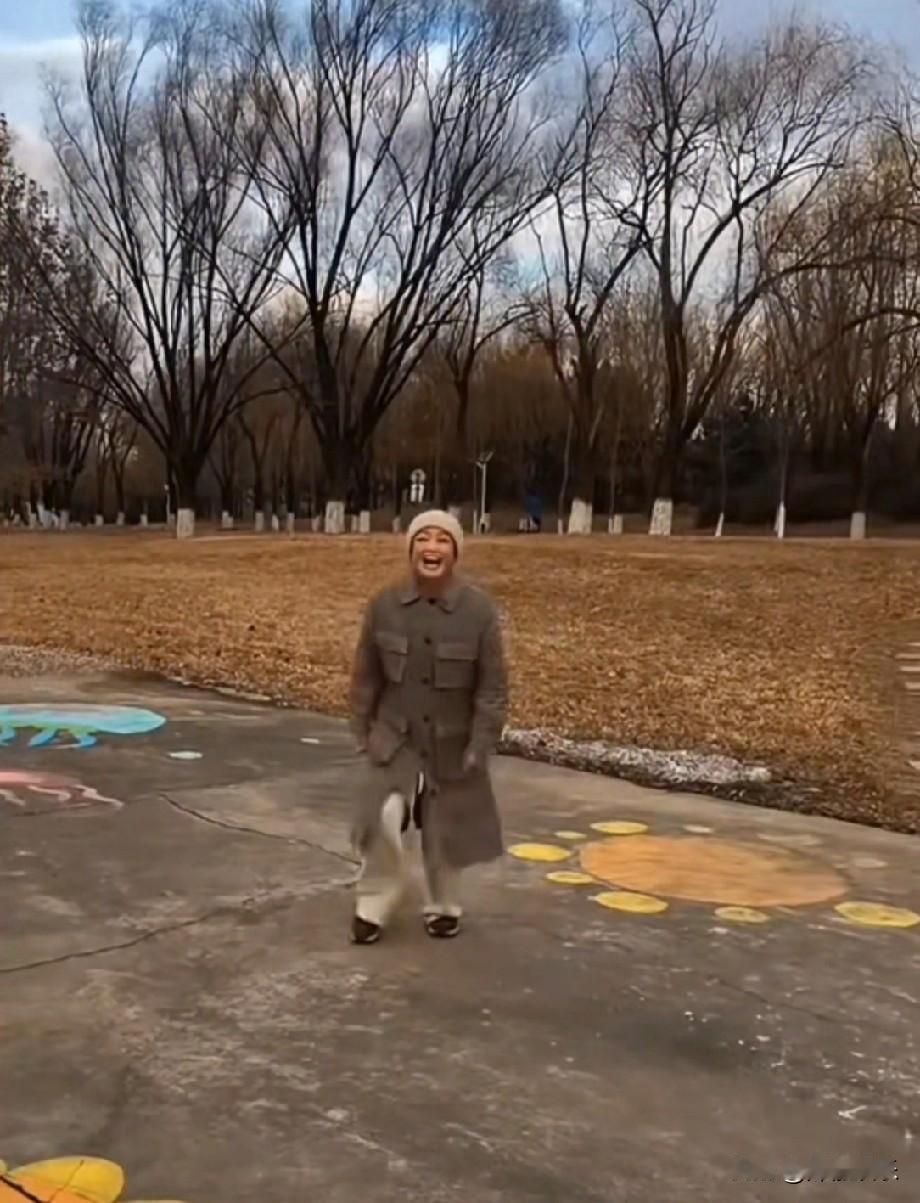 张兰也是像个小孩子一样跳起方格子了。网友表示张兰的身体真好，膝盖也比之前好很多，