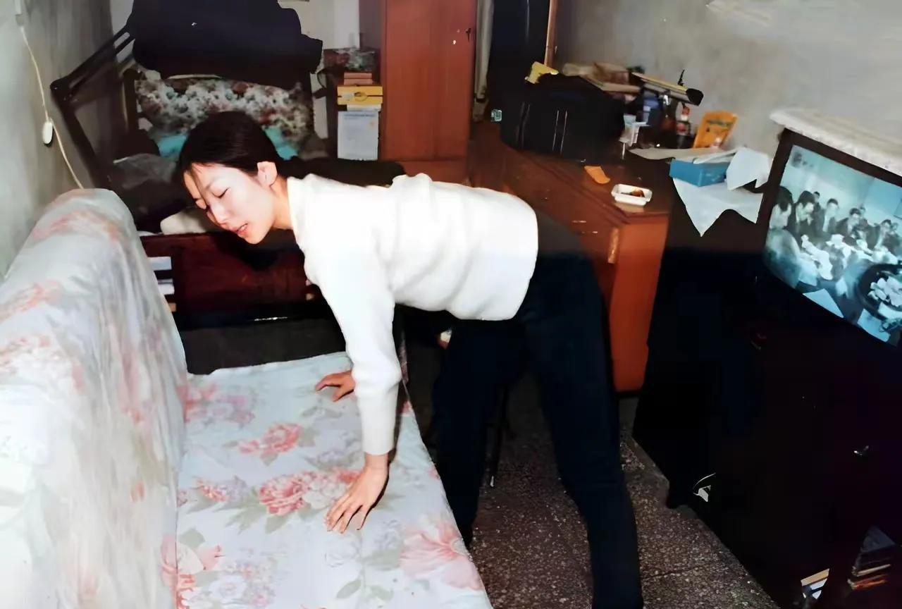 这张照片拍摄于1995年10月27日，安徽省合肥幼儿师范学校毕业学生分配到肥东县