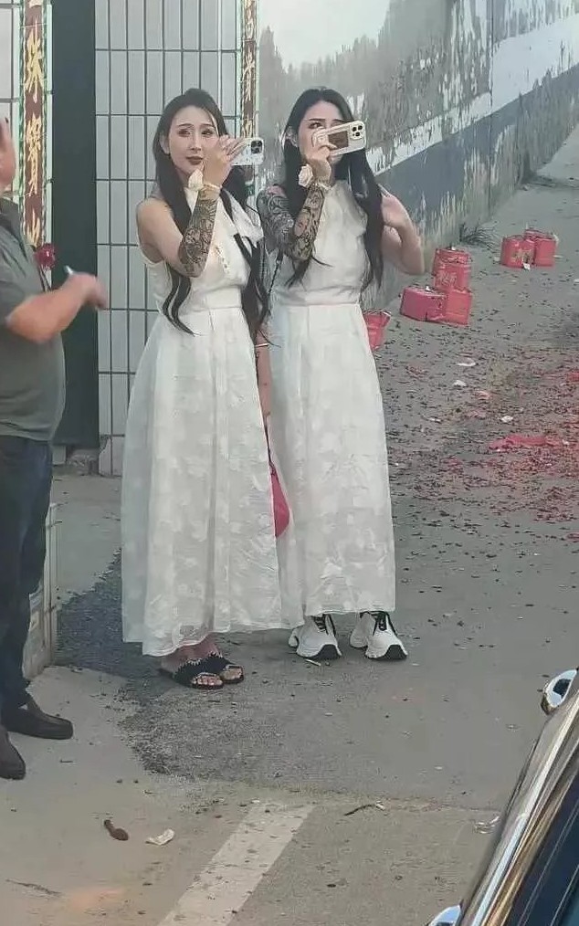 村里的年轻姑娘！怎么样，漂亮吧？