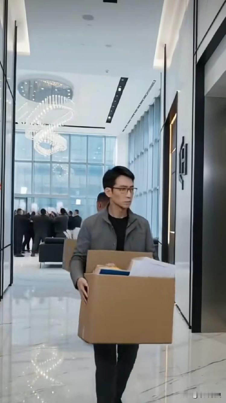 垃圾桶里，小哥捡来三只小奶狗。经过二十八天的人工喂养，它们终于从死亡线上被拉了回