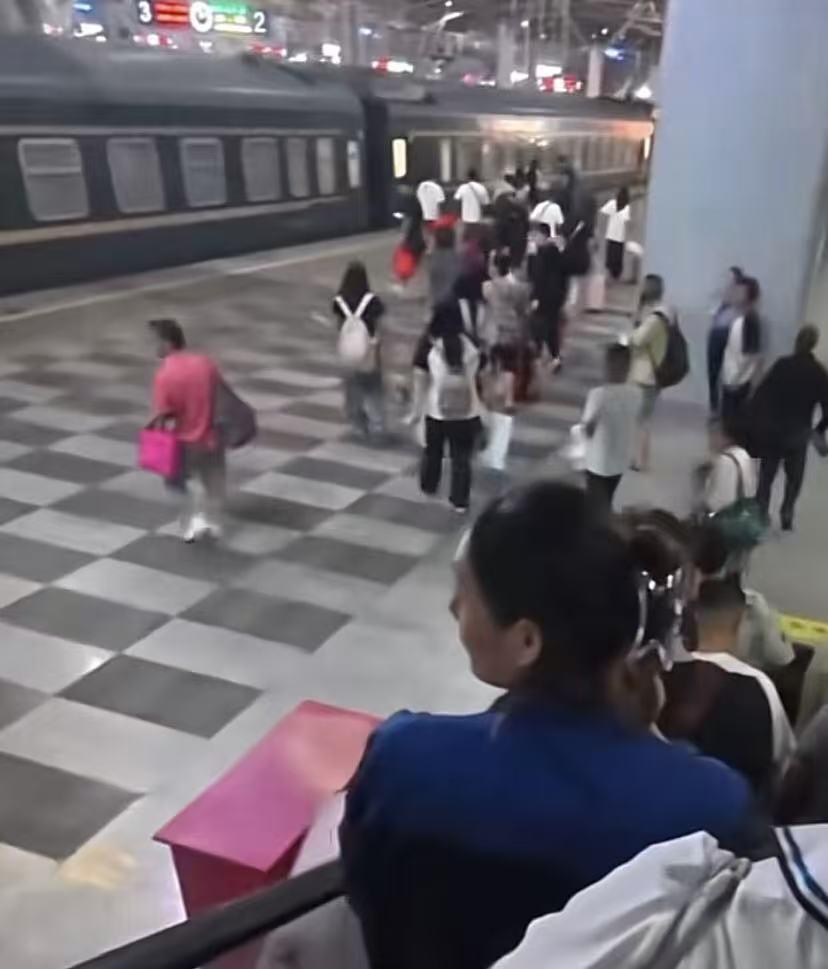 今年6月我从广州坐绿皮火车到哈尔滨，买不到下铺，买了个上铺，对面是两名东北牡丹江