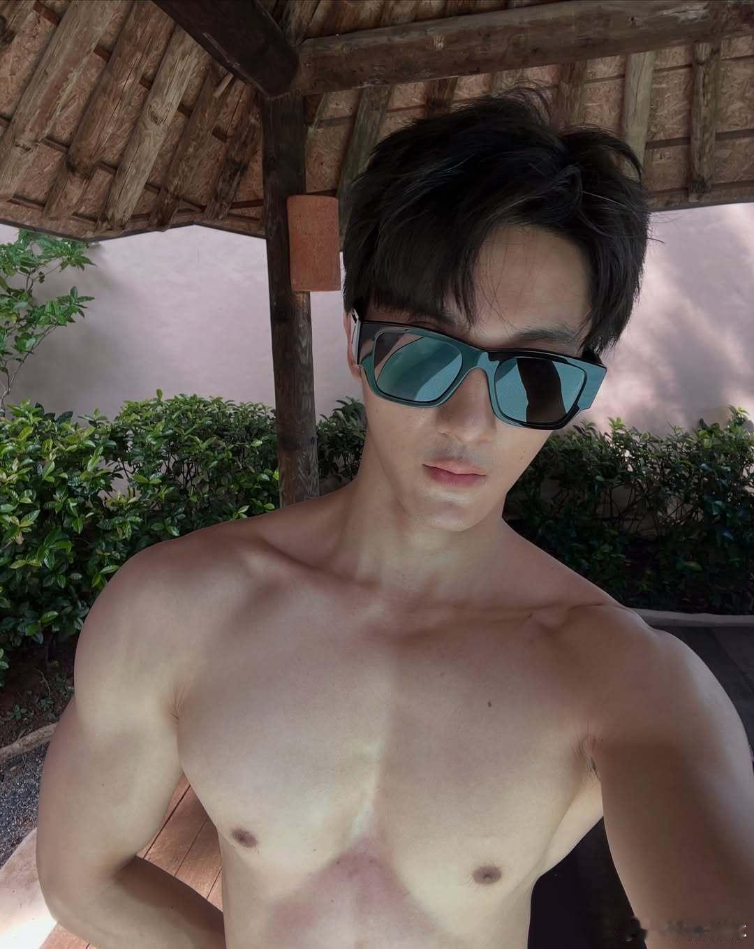 美好度假的超白腹肌帅哥​​​