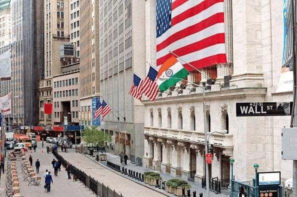 美国和中国已经很难同经济天平比较了，美国金融业发达比如纽约，算是正教授堪称全世界