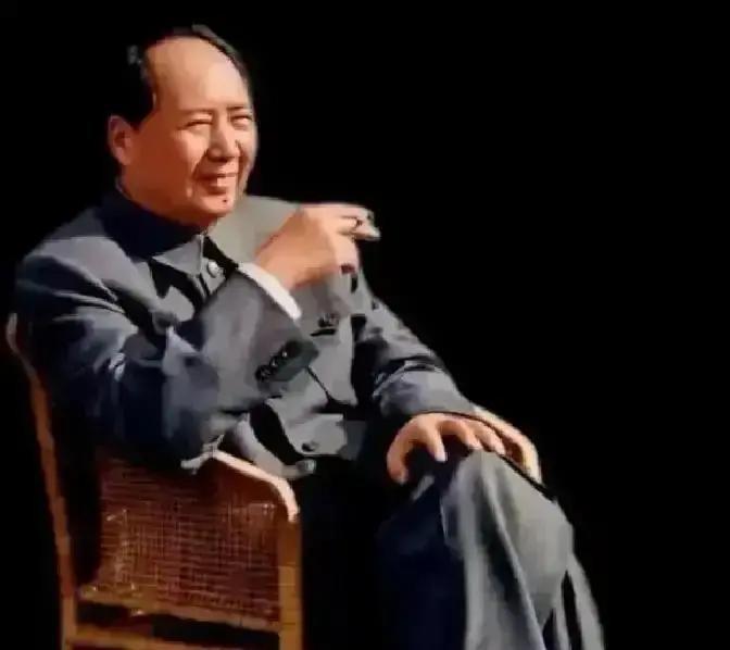 1945年，蒋介石提议让毛泽东当新疆省主席。毛泽东没接这顶帽子，反问：我手里没一