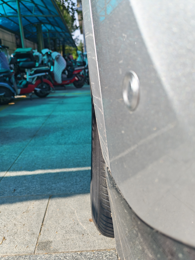 小鹏G6后轮外八刚提新车小鹏g6，发现后轮也是有些往里，这是出厂设计的外八吗，