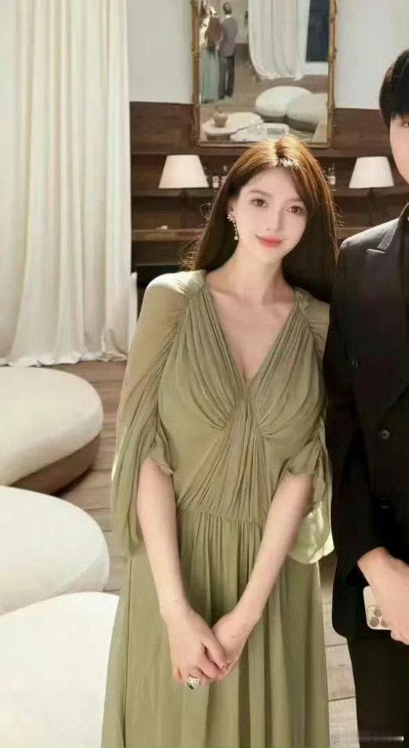 黄晓明前恋人叶珂在生下女儿后，首度公开亮相的近照于近期曝光，其状态之佳让人眼前一